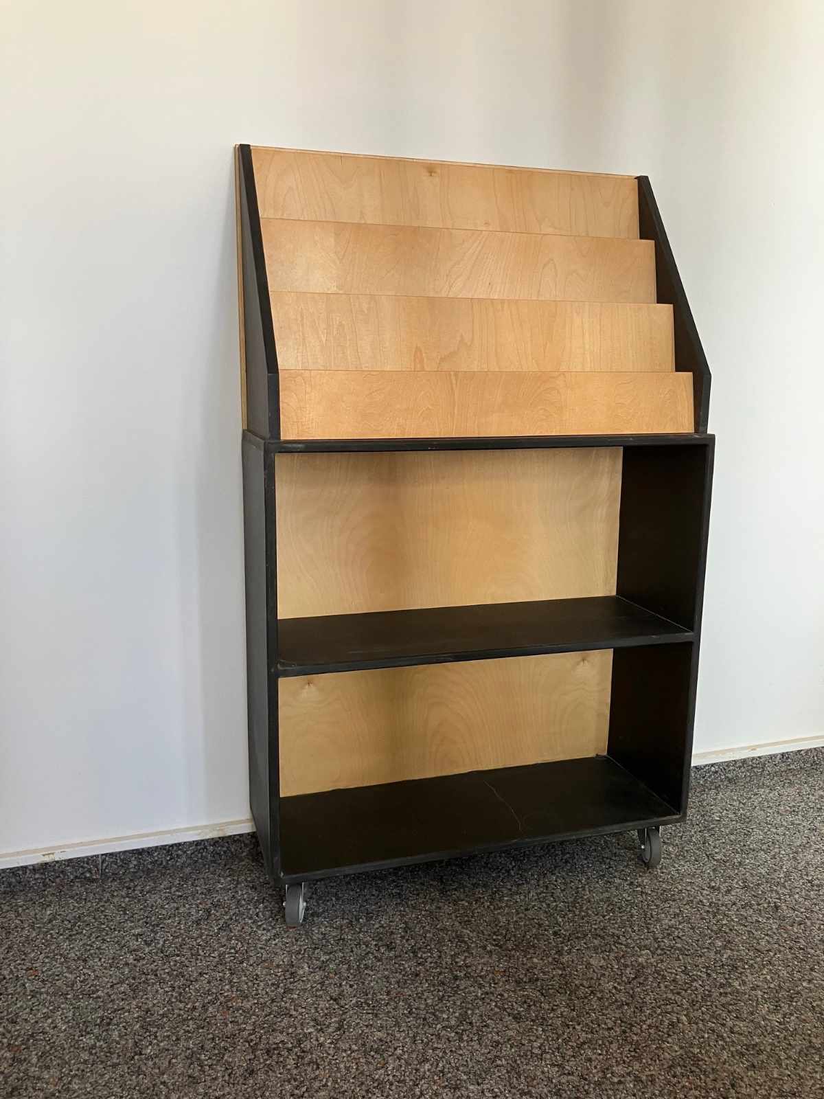 130 Regal auf Rollen MDF mit Bücherpräsentation (2)